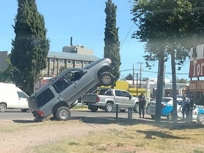 Una camioneta quedó "colgada" en ruta: Los damnificados aseguran que los encerró un vehículo