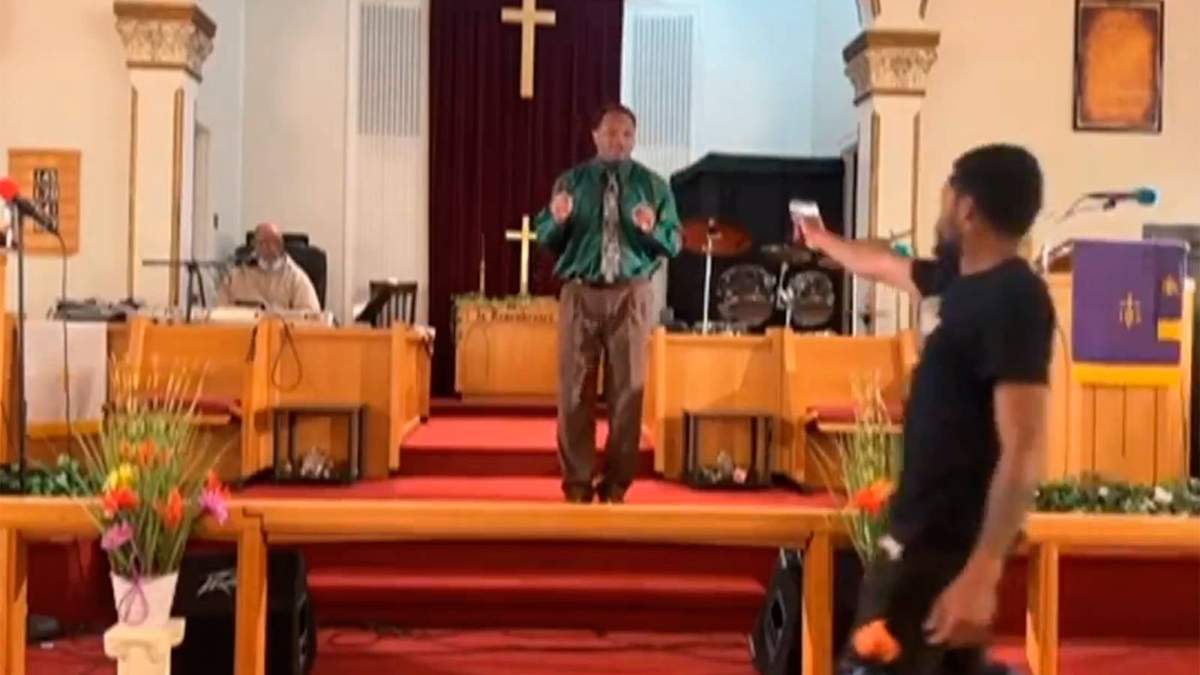 Bernard J. Polite, de 26 años, intenta dispararle al pastor Glenn Germany, en la Iglesia Jesus Dwelling Place