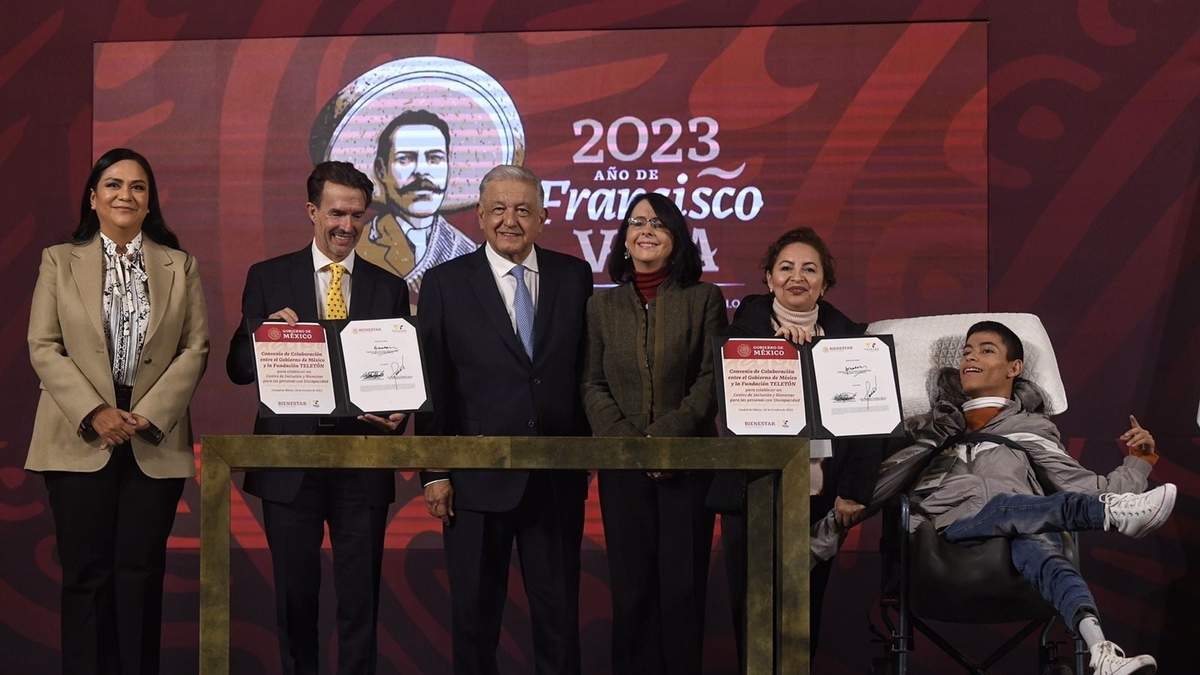 Andrés Manuel López Obrador firmó un acuerdo con Teletón para crear un Centro de Bienestar para jóvenes con discapacidad motriz