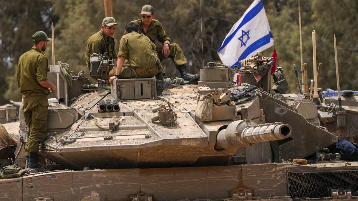 Soldados israelíes trabajan en un tanque cerca de la frontera entre Israel y Gaza, en el sur de Israel