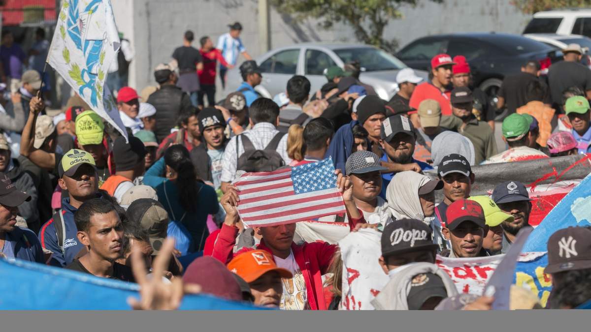 Migrantes intentan llegar a la garita de San Ysidro