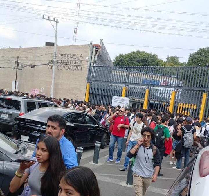 Desalojo en la Prepa 6