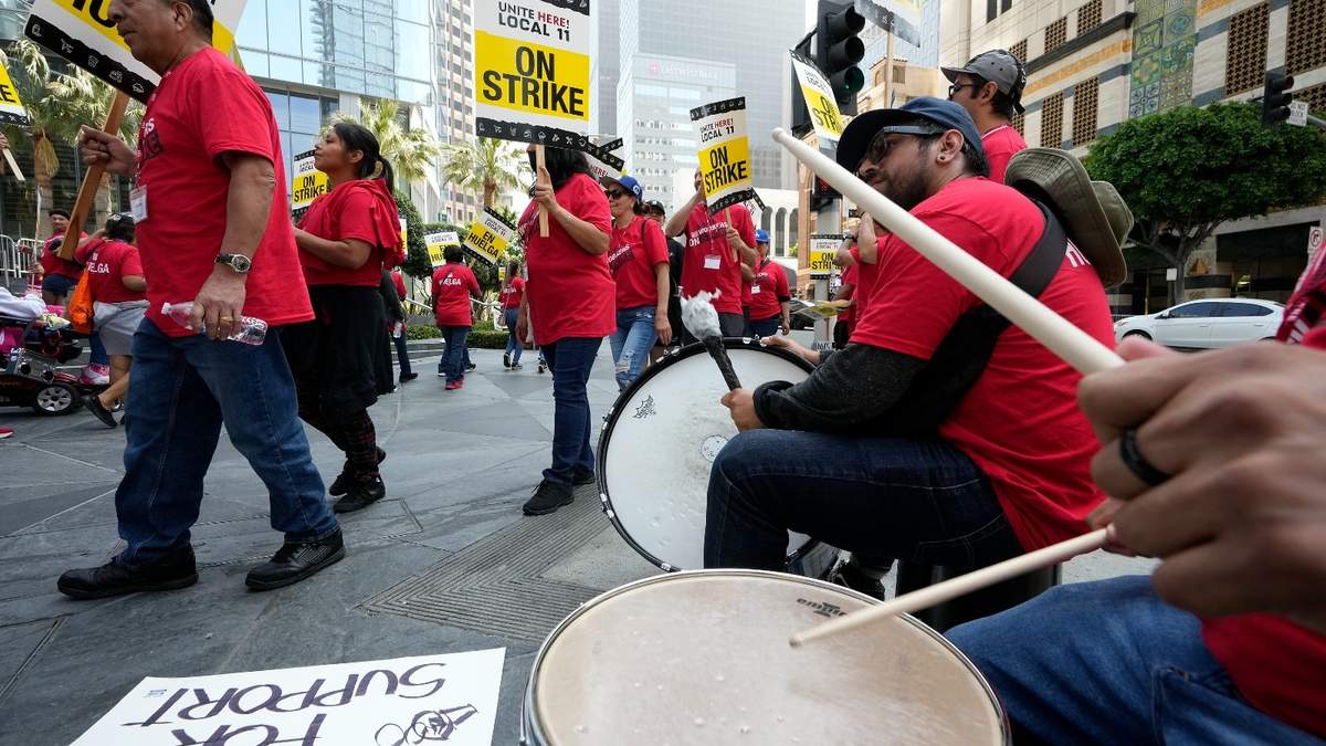 Trabajadores de hoteles en huelga se manifiestan frente al Hotel Intercontinental el lunes 3 de julio de 2023 en el centro de Los Ángeles
