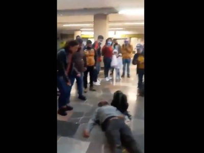 Investigan al policía que noqueó a un hombre por no usar cubrebocas en el Metro