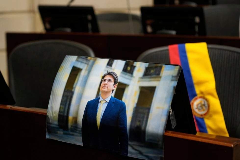 Una fotografía del senador opositor y aspirante a la presidencia Miguel Uribe es colocada en su escaño en el Congreso en Bogotá, Colombia, el 11 de agosto de 2025, tras su muerte más de dos meses después de haber sido baleado durante un mitin político.