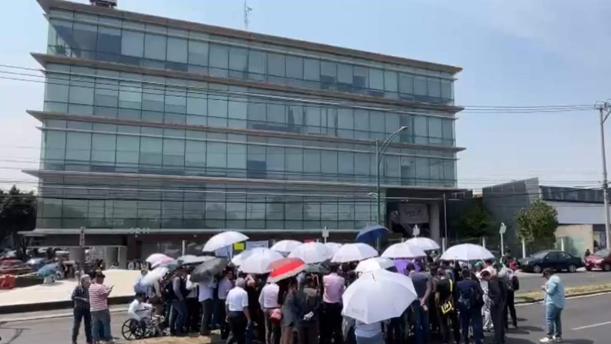 Trabajadores del INAI protestan en la sede del Instituto