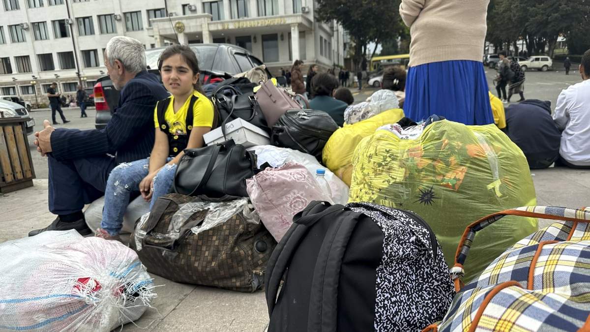 En la imagen, habitantes de Nagorno que buscan salir a Armenia.