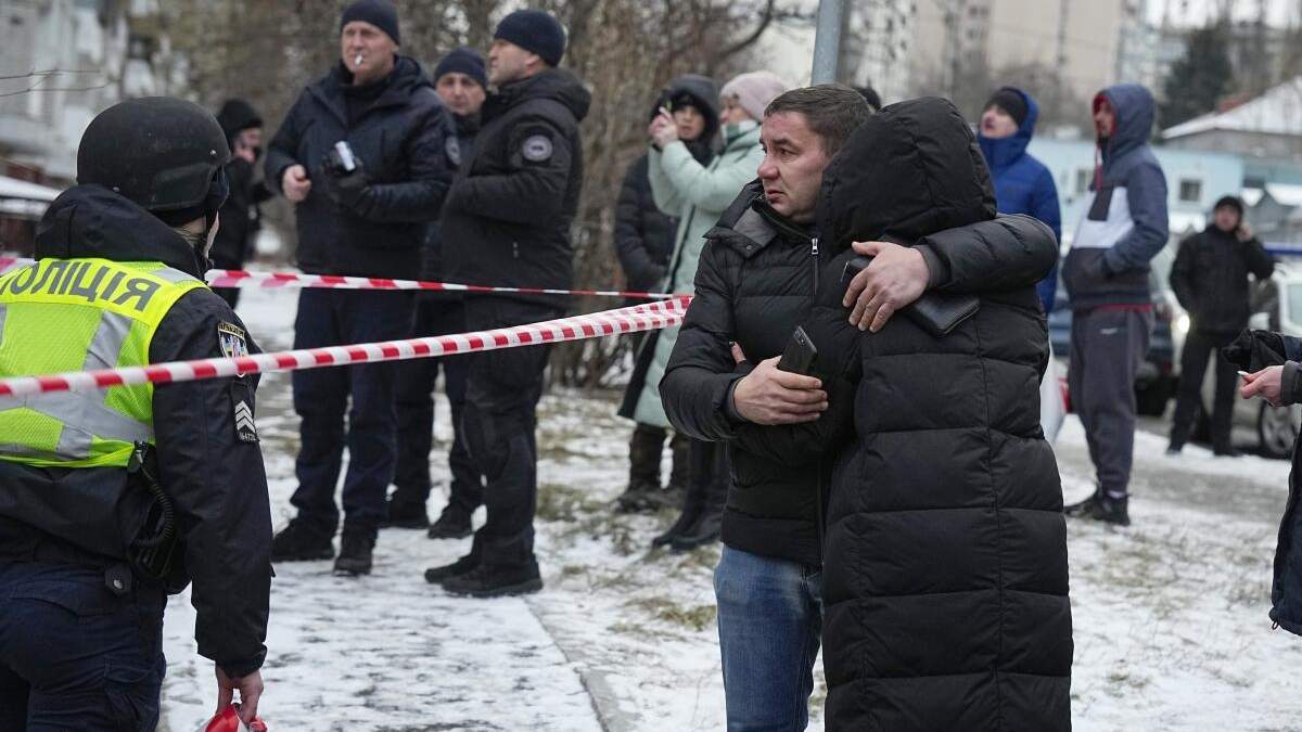 Varias personas se acercan al lugar donde se produjo un ataque ruso, en Kiev, Ucrania