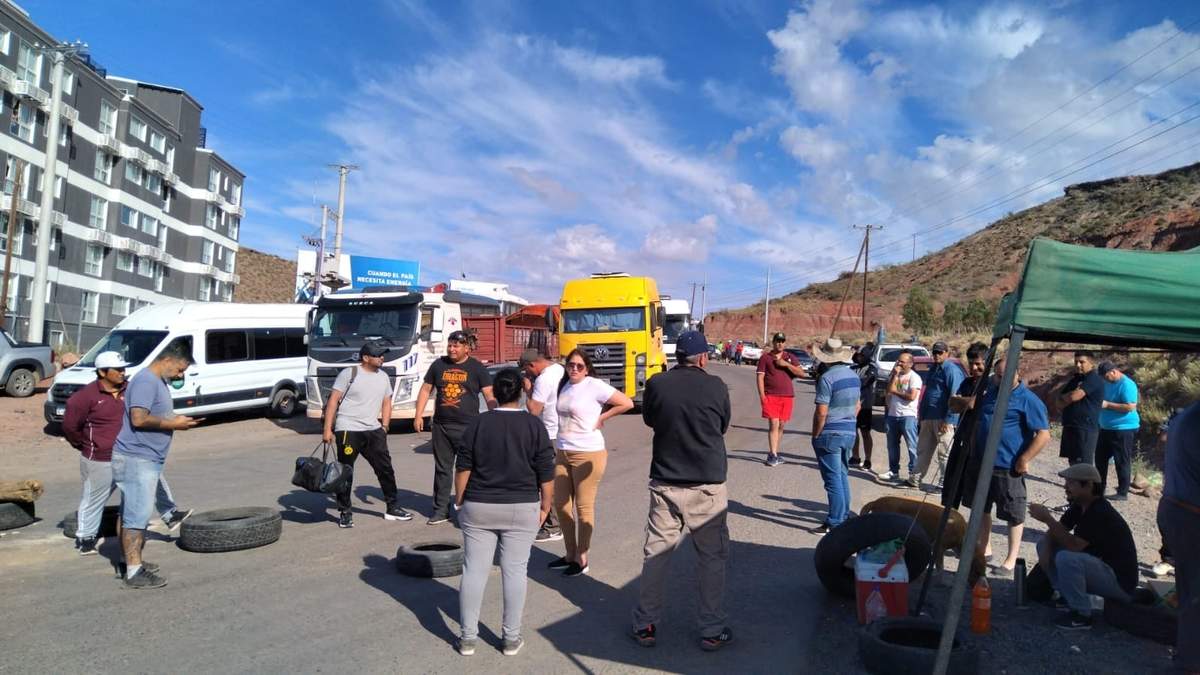Vecinos de Añelo protagonizaron cortes, manifestaciones y reclamos durante varios días, ante la escasez de agua en la ciudad. Fuente: (Facebook)