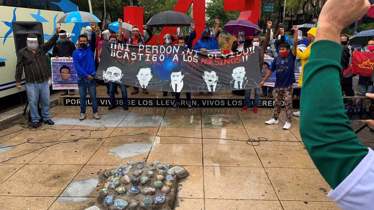 La lluvia no frena el reclamo de los padres para saber qué fue de sus hijos. Fuente: (Twitter)