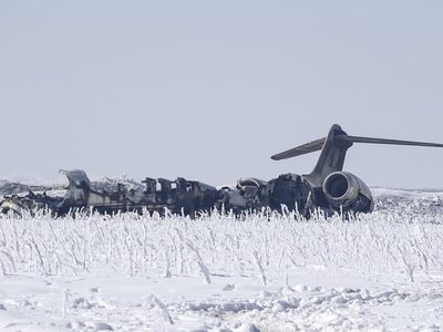 Enfrentamiento armado entre talibanes y las fuerzas afganas por los restos del avión militar de EEUU que cayó
