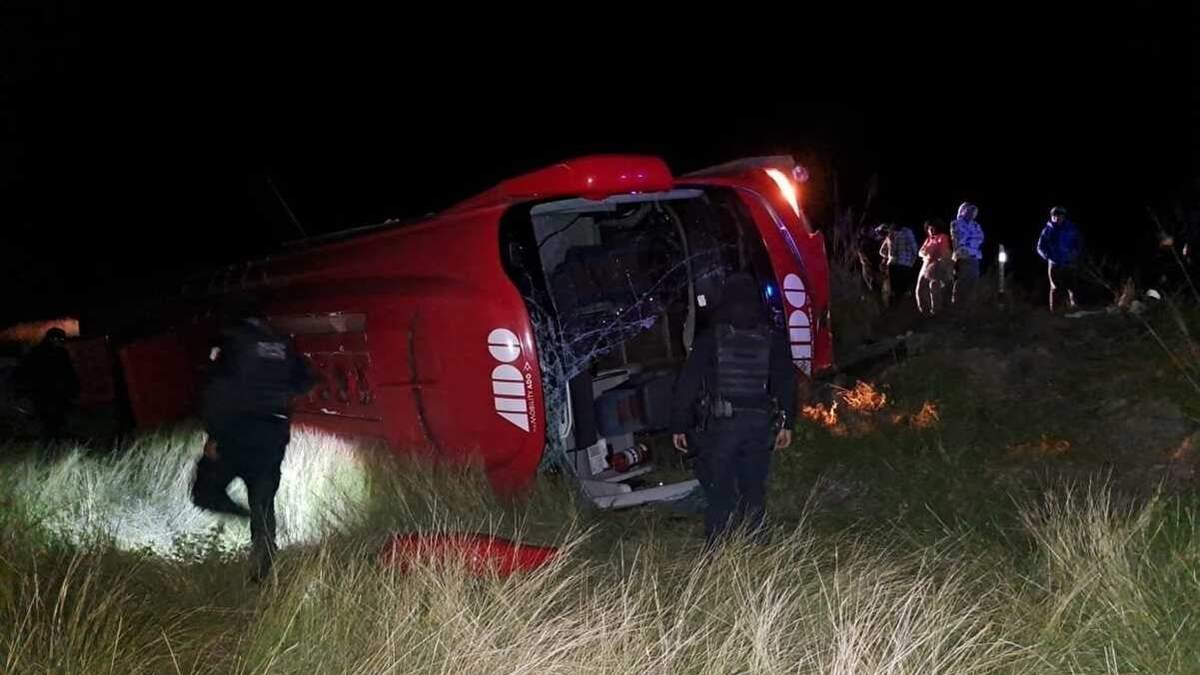 Autobús volcado en Soto la Marina, Tamaulipas, el 26 de diciembre de 2022