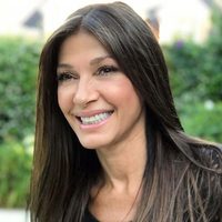 Catherine Fulop cumplió 58 años y marca tendencia con su colección de bikinis
