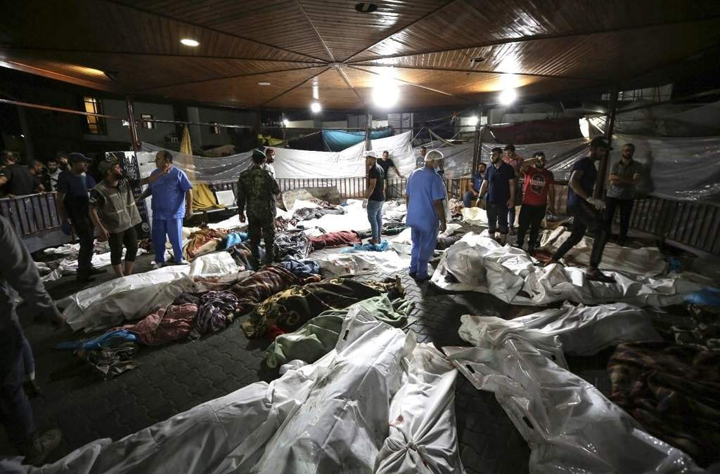 Los cuerpos de los palestinos muertos por una explosión en el hospital