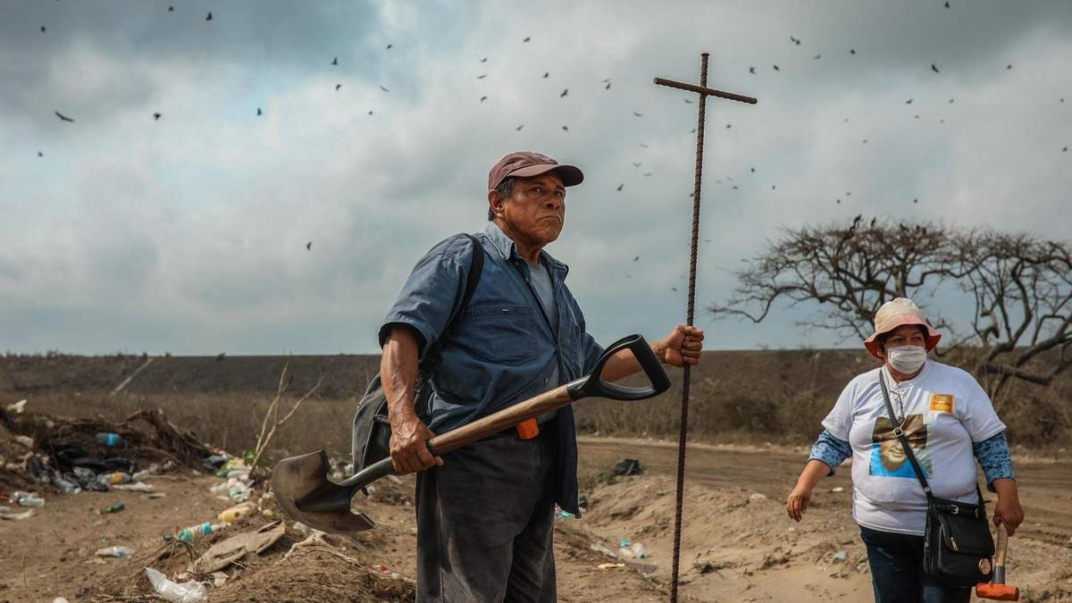 En Colinas de Santa Fe, cerca del puerto de Veracruz, se han hallado más de 150 fosas. En esta imagen tomada en 2019, durante una búsqueda de restos, Fermín Cabrera recorre con su varilla el basurero que colinda con el predio.