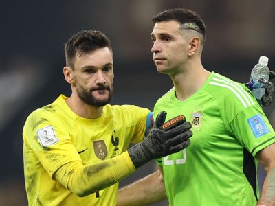 De un campeón del mundo a otro: el tremendo elogio de Lloris para el Dibu Martínez