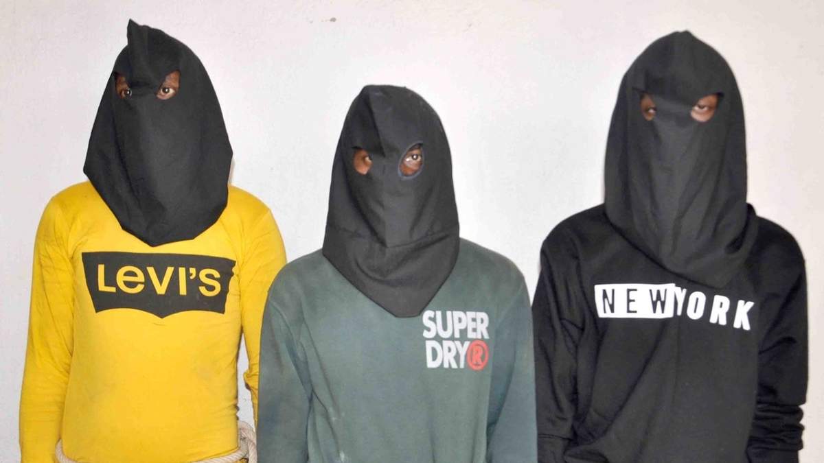 La Policía de Jharkhand publicó el domingo una fotografía con tres de los supuestos hombres que violaron a la turista española