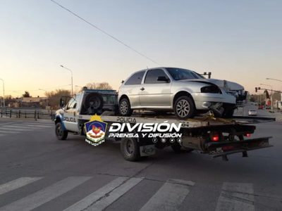 Un conductor ebrio chocó contra un semáforo