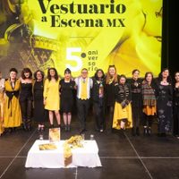 El fascinante y complejo mundo de la creación de la ropa en el catálogo “Vestuario a Escena MX”