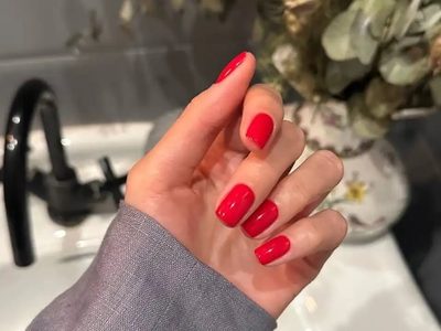 Uñas rojas, elegantes y sin vueltas: el color que eligen las royals que se animan a más