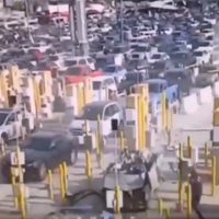 Automovilista muere tras estrellarse y atropellar a personas en la garita de San Ysidro