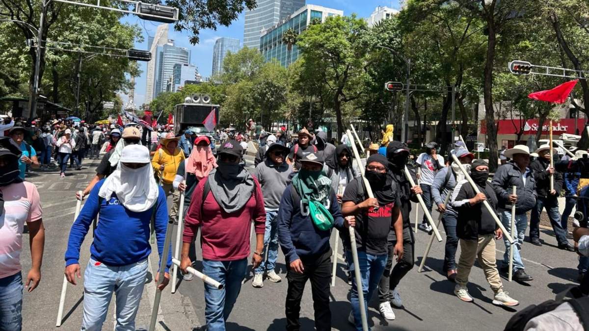 Marcha de la CNTE del Ángel de la Independencia rumbo al Zócalo capitalino
