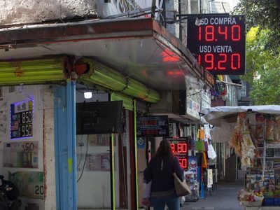 El peso registró con ligero avance frente al dólar