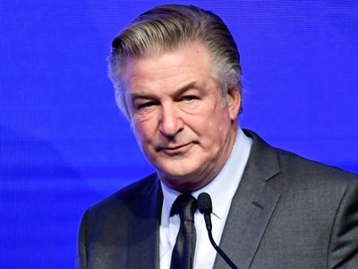 Jueza niega la solicitud de desestimar caso de Alec Baldwin; será juzgado en julio