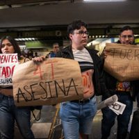 “¡Fuera Guardia Nacional!”: Jóvenes protestan dentro de la estación Centro Médico del Metro