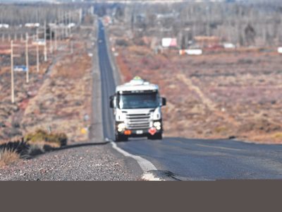 Volcó un camión que transportaba cargas de Mercado Libre a Neuquén