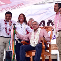 López Obrador presume silla de artesanos del Totonacapan que utilizaría en Palacio Nacional