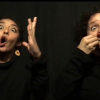 Dos niñas juegan en sus mundos imaginarios