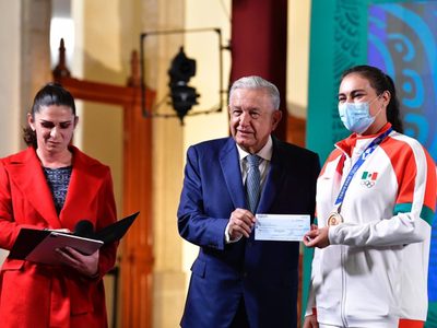 AMLO entrega estímulos a atletas que fueron a Tokio 2020; reparte 110 millones de pesos