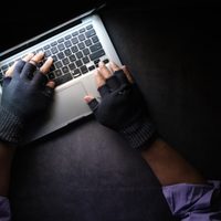 Hackers engañan a Apple y Google para obtener datos que usan para el acoso y la extorsión