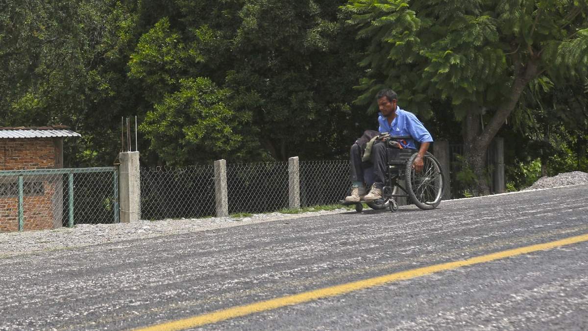 Un hombre se transporta en una silla de ruedas (imagen ilustrativa)