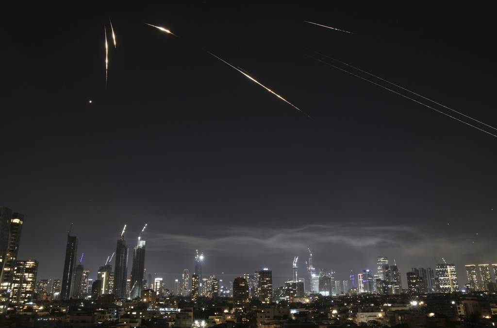El sistema de defensa israelí se activó tras el ataque de misiles por parte de Irán en la ciudad de Tel Aviv