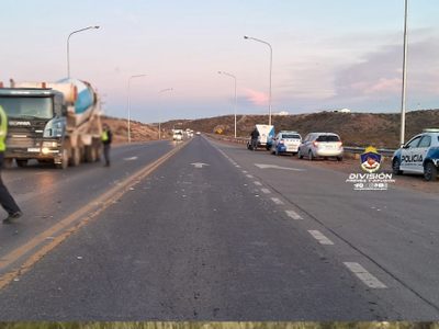 Fuerte choque de un auto contra un patrullero en la Autovía Norte