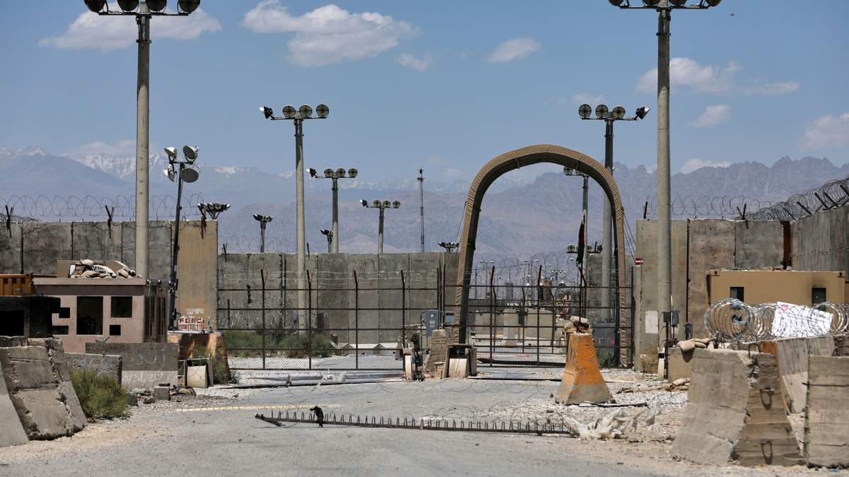 Una puerta en la base aérea de Bagram, en Afganistán, el viernes 25 de junio de 2021