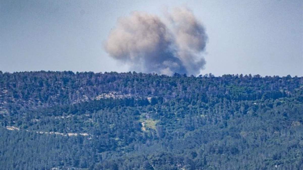 Columna de humo tras un bombardeo del Ejército de Israel contra el sur de Líbano