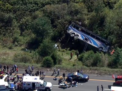 Autobús con estudiantes a bordo se sale de autopista en NY; hay dos muertos y varios heridos