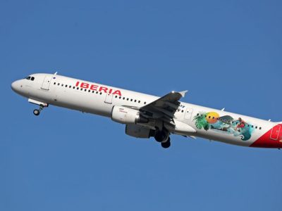 Caos en el aeropuerto: un pasajero de Iberia agredió a la tripulación y abrió una puerta de emergencia