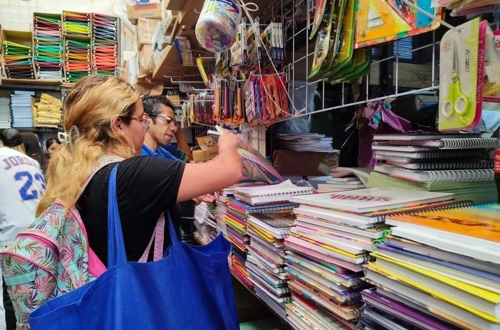 Venta de útiles escolares en la calle Mesones del Centro Histórico