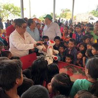 Con "robot" llaman a niños desplazados de Chilapa estudiar y no jugar con armas de fuego