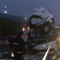 Dos muertos y 20 heridos, el saldo del choque entre un camión de pasajeros y un tráiler
