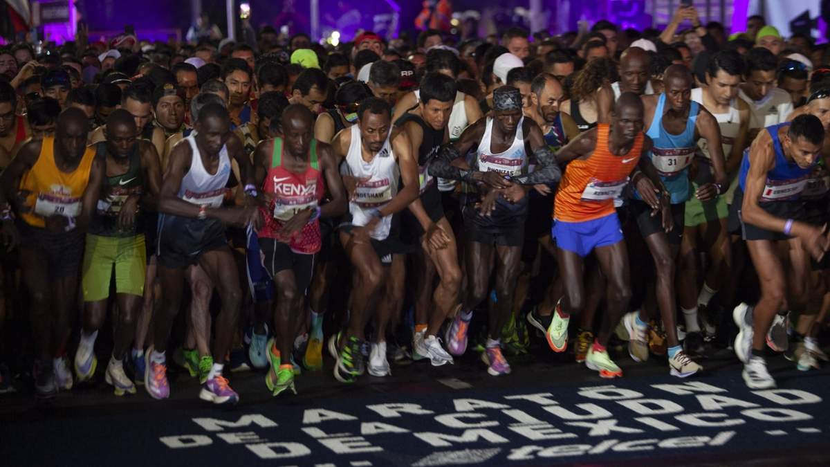 Corredores del Maratón de la CDMX Telcel 2022