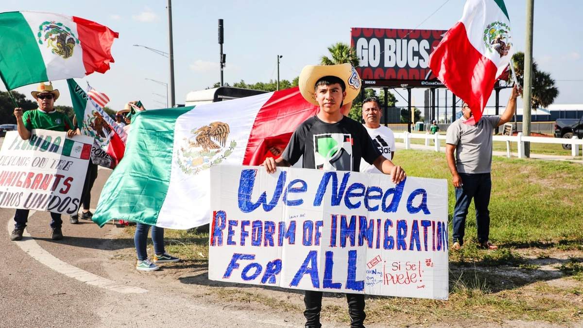 "Necesitamos una reforma migratoria para todos", dice el cartel de una protesta en Tampa