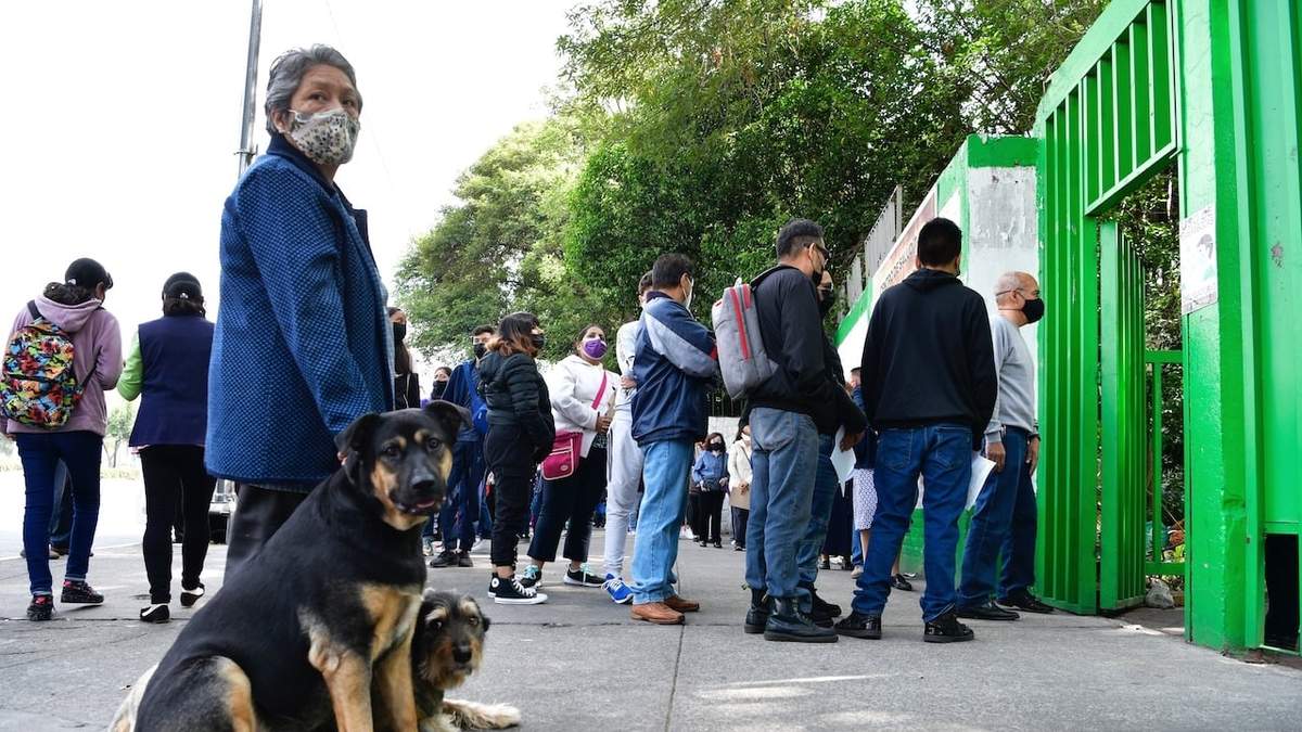 Fila para aplicación de vacuna contra covid en CDMX