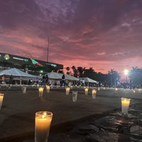 Con miles de veladoras iluminan explanada del Palacio de Gobierno en Culiacán