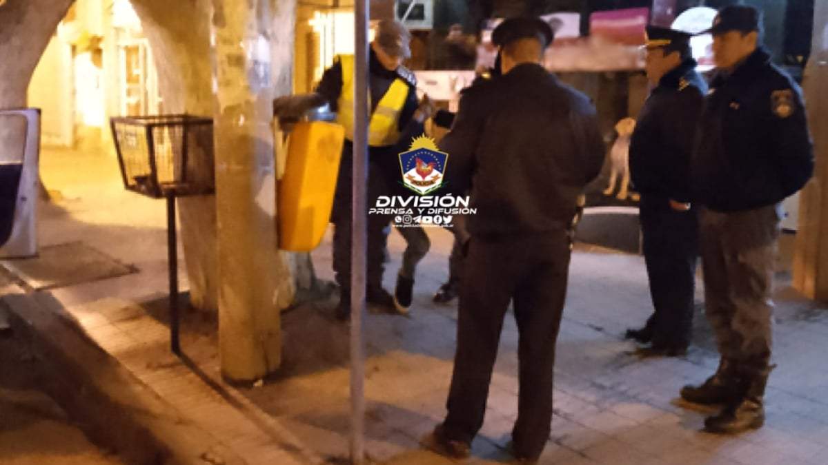 El hombre fue detenido cuando ingresaba a un comercio. Fuente: (Policía de Neuquén).