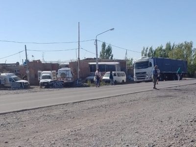 Vecinos de Ruca Antú cortan la ruta 7 por “amenazas de funcionarios del IPVU”